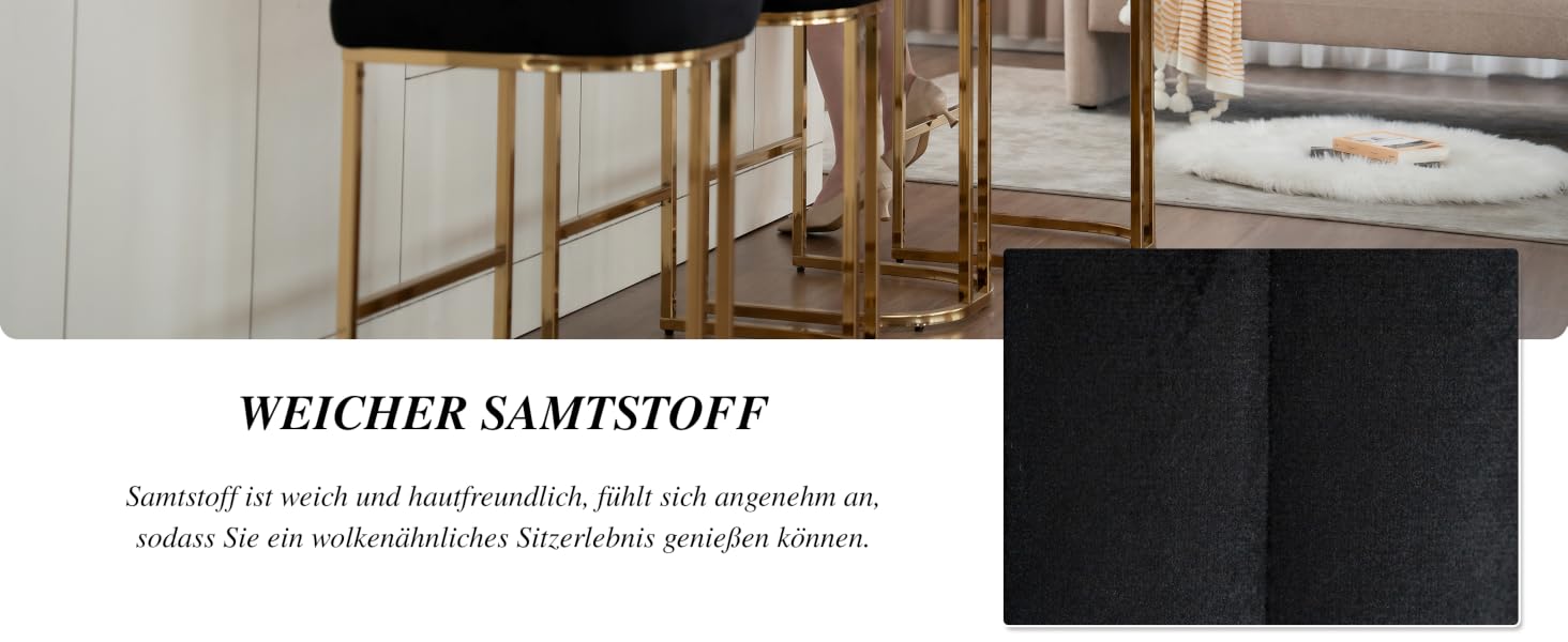 Der Text lautet „WIE JEDER SAMT STOFF“. Innenansicht mit eleganten Esszimmerstühlen in einer raffinierten Umgebung mit natürlichem Licht.