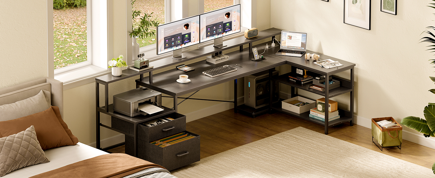 Plusieurs vues d'une configuration de bureau à domicile moderne avec des bureaux en bois foncé sur des murs blancs, des écrans d'ordinateur et une organisation minimaliste de l'espace de travail.