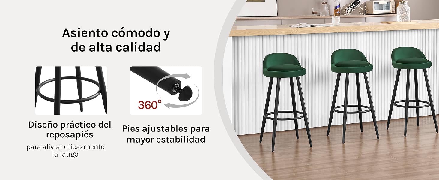 Tres taburetes de bar de terciopelo verde con patas de metal negro en una cocina. El diagrama muestra pies ajustables, un diseño de asiento cómodo y giratorio de 360 grados