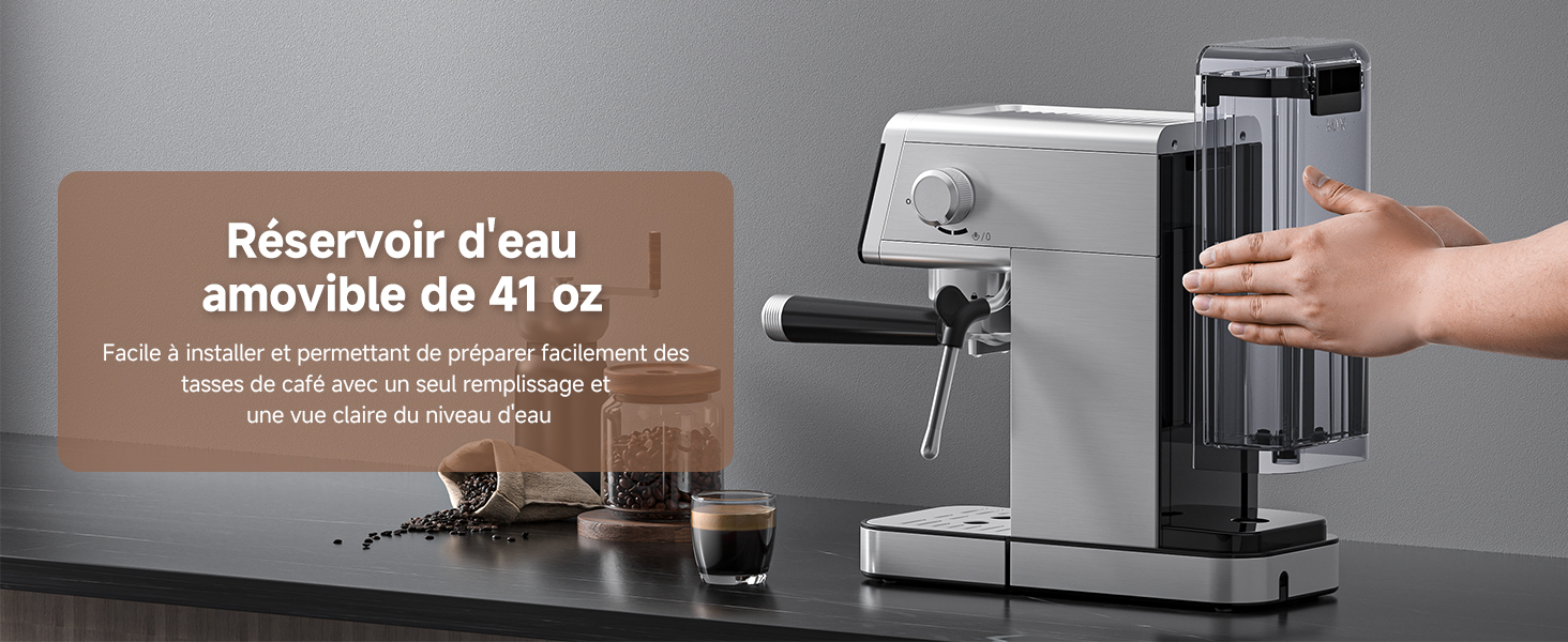 Machine à expresso moderne avec réservoir d'eau et tasses à café exposées sur le comptoir, avec finition métallique et composants d'infusion professionnels