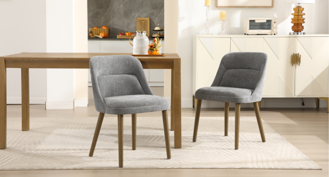 Collection de fauteuils d'appoint rembourrés gris modernes et de sièges dans un cadre intérieur minimaliste aux murs blancs.