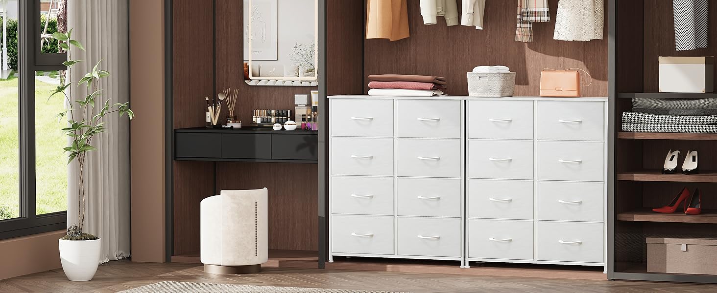 pour une chambre à coucher ou un placard. Étagères en bois foncé et espace de suspension visibles. Fenêtre avec lumière naturelle sur le côté gauche.