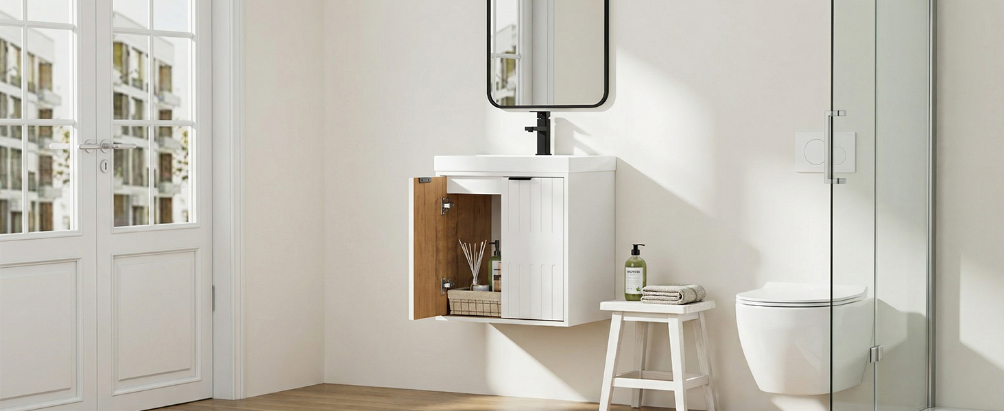 Spazio interno con armadi bianchi e pannelli di vetro montati sulle pareti. Design pulito e minimalista con soluzioni di archiviazione integrate.