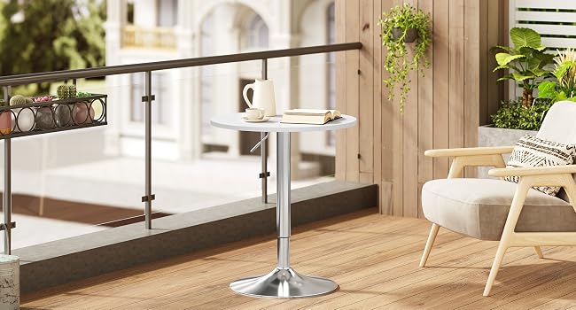 Patio o terrazza all'aperto con pavimento in legno, con mobili e fioriere moderni in un ambiente residenziale contemporaneo.