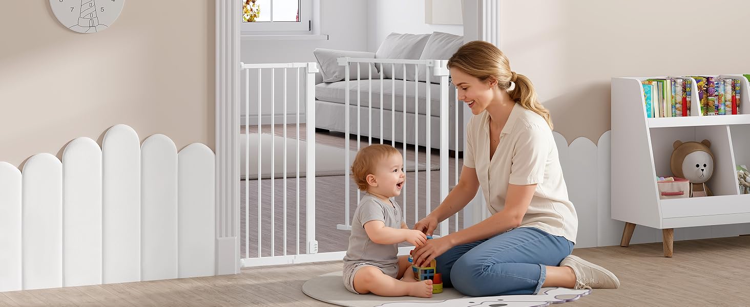 Cancello di sicurezza bianco installato in ambiente domestico, che mostra varie viste dell'installazione e del funzionamento del cancello nel contesto della porta o del corridoio.