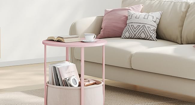 Moderna sala de estar con sofá de color beige y muebles con detalles en rosa, que incluyen mesas auxiliares con elementos de diseño curvos.