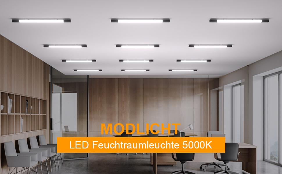 Der Text lautet „MODUL K... LED Feuchtraumleuchte 5000K. Modernes Bürointerieur mit mehreren rechteckigen, an der Decke montierten LED-Leuchten.