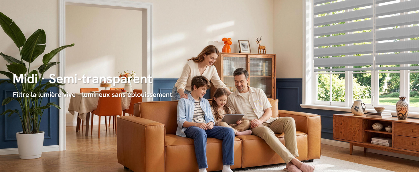 Le texte se lit comme suit : « Möbel, die dein Leben vereinfacht » (partiellement visible). Scène de salon intérieur avec la famille sur un canapé rouge orangé, des meubles en bois, des plantes et un éclairage naturel brillant des fenêtres.
