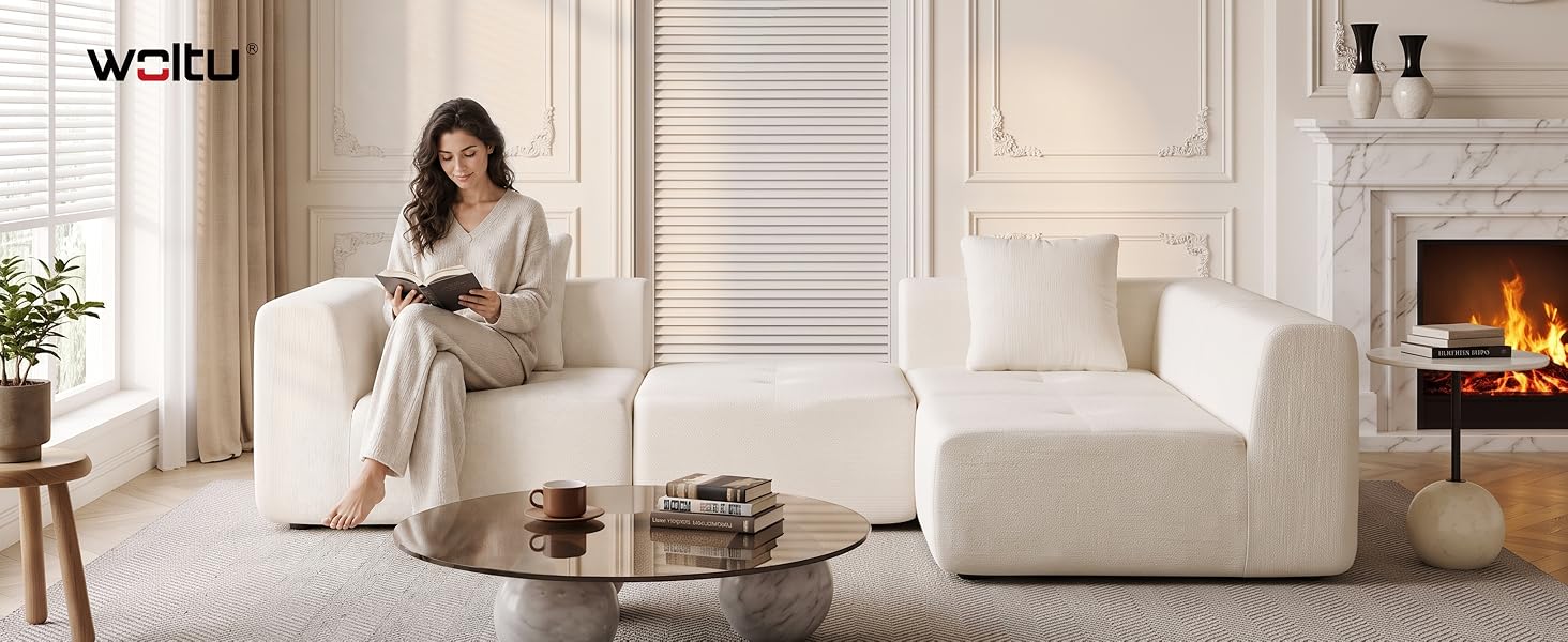 Der Text lautet „wott“. Modernes Wohnzimmer mit cremefarbenem modularem Sofa, Kamin, Couchtisch aus Holz und minimalistischem Dekor in der Nähe von weiß getäfelten Wänden.