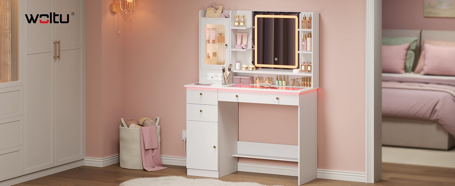 Espositore interno con pareti rosa e bianche con vanità per il trucco, specchio, scaffali e oggetti decorativi in camera da letto o spogliatoio.