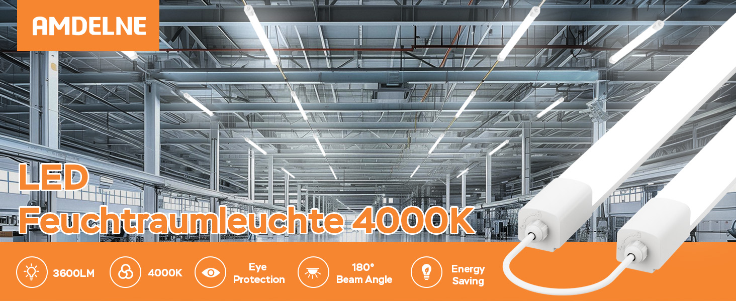 Großer Industrie- oder Lagerhausinnenraum mit hohen Decken, fluoreszierender Beleuchtung und umfangreichen Regalsystemen, die überall sichtbar sind.
