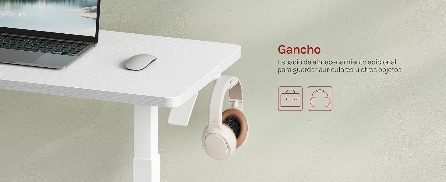Espacio de trabajo minimalista de escritorio blanco con una computadora portátil, accesorios de escritorio blancos y pequeños elementos de texto rojos visibles en el lado derecho de la superficie.