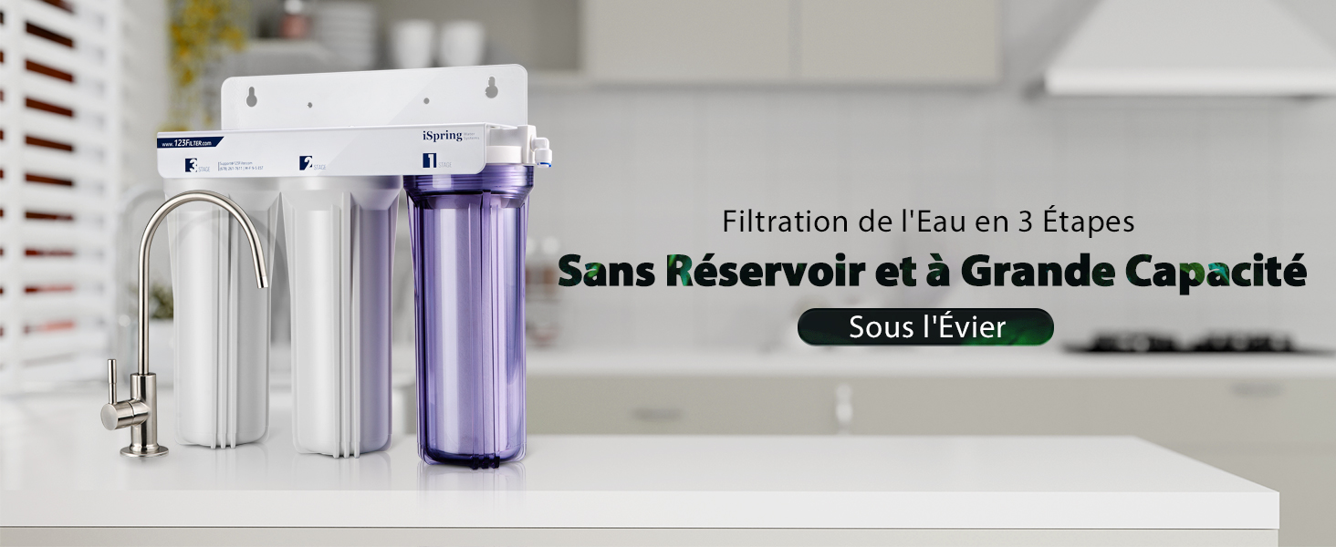 Système de filtration d'eau sous évier avec plusieurs étages de filtration cylindriques. Les boîtiers blancs et transparents sont visibles, ainsi que les tuyaux de raccordement et la fixation du robinet