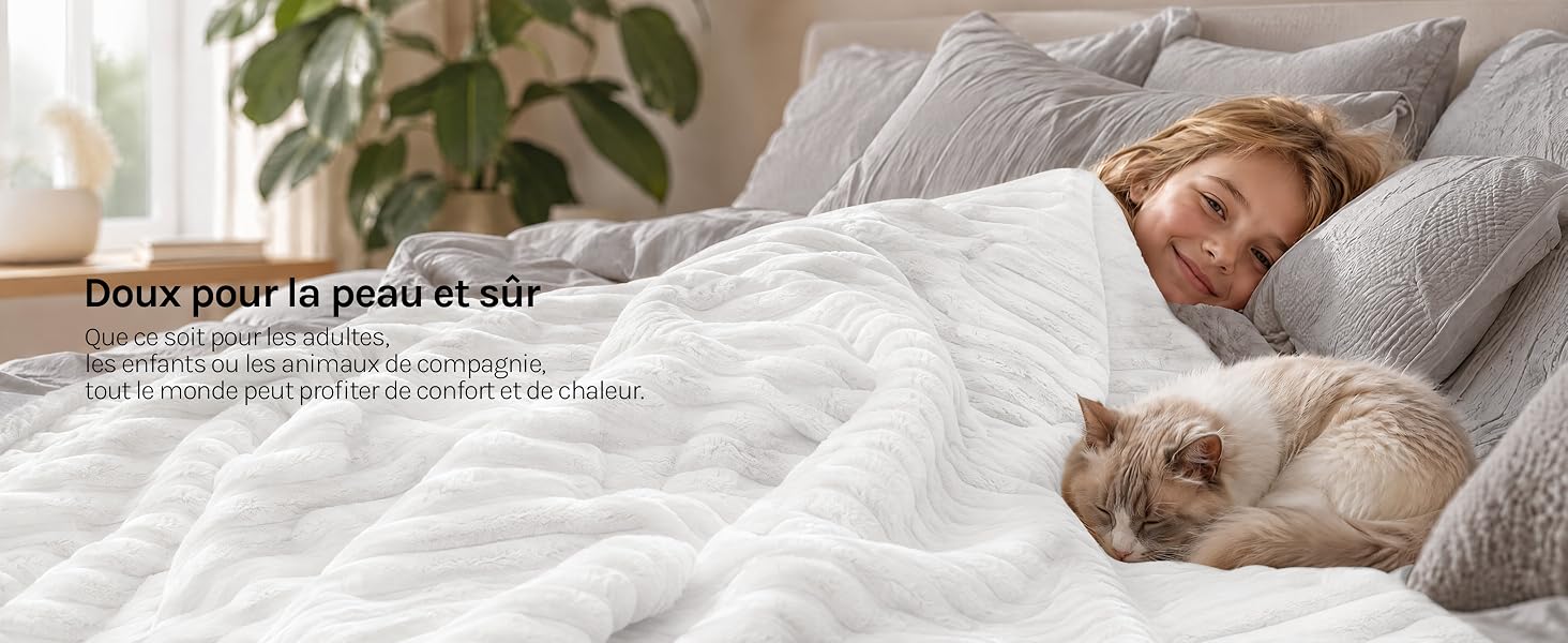 Le texte se lit comme suit : « Produit d'entretien doux 15 mm » (texte partiel visible). L'image montre une personne au lit avec une literie blanche et un chien, démontrant une utilisation du produit axée sur le confort dans un environnement détendu.