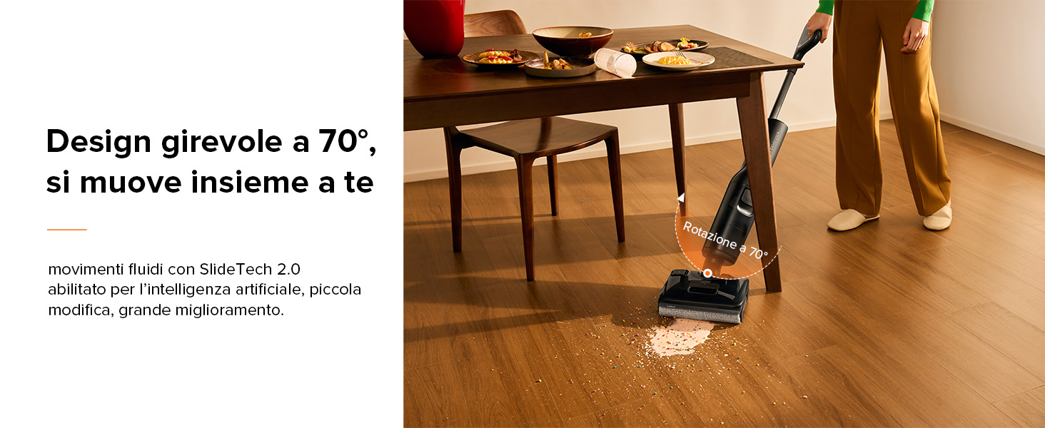 Persona che utilizza il dispositivo di pulizia sul pavimento in legno in una stanza poco illuminata.