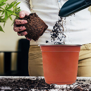 pot de fleurs en plastique 