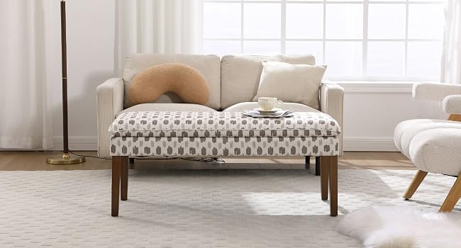 Scène intérieure montrant un salon moderne avec des meubles rembourrés blancs contre des murs clairs, démontrant une esthétique minimaliste et une disposition confortable des sièges.