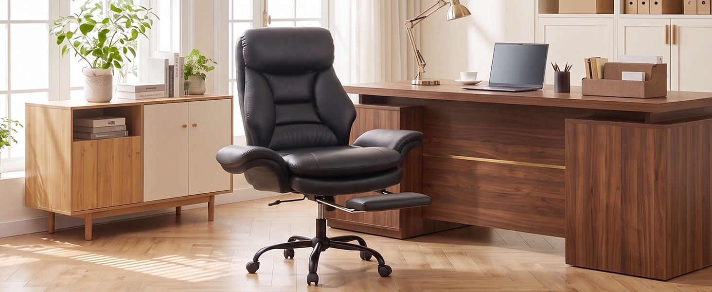 Chaise de bureau ergonomique noire avec accoudoirs positionnés au bureau dans un environnement de bureau à domicile avec des meubles en bois, des plantes et des étagères visibles dans un environnement de travail contemporain.