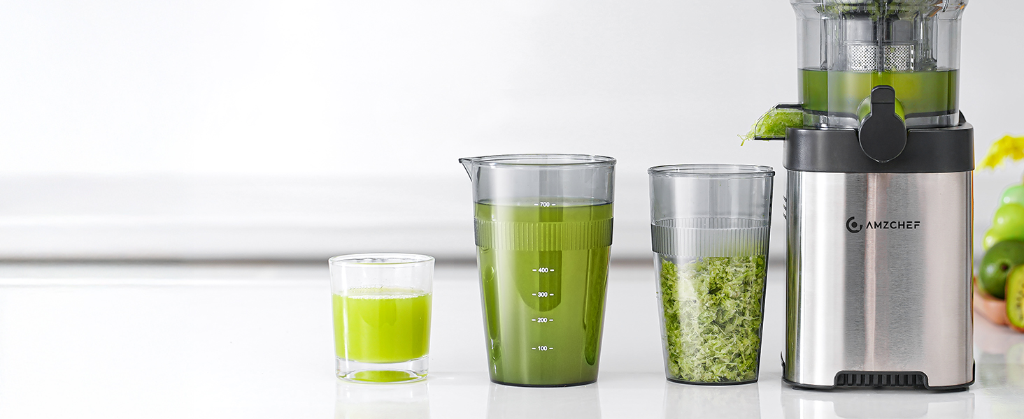 avec plusieurs récipients transparents montrant les étapes de la préparation d'un smoothie vert, des ingrédients entiers à la boisson finie