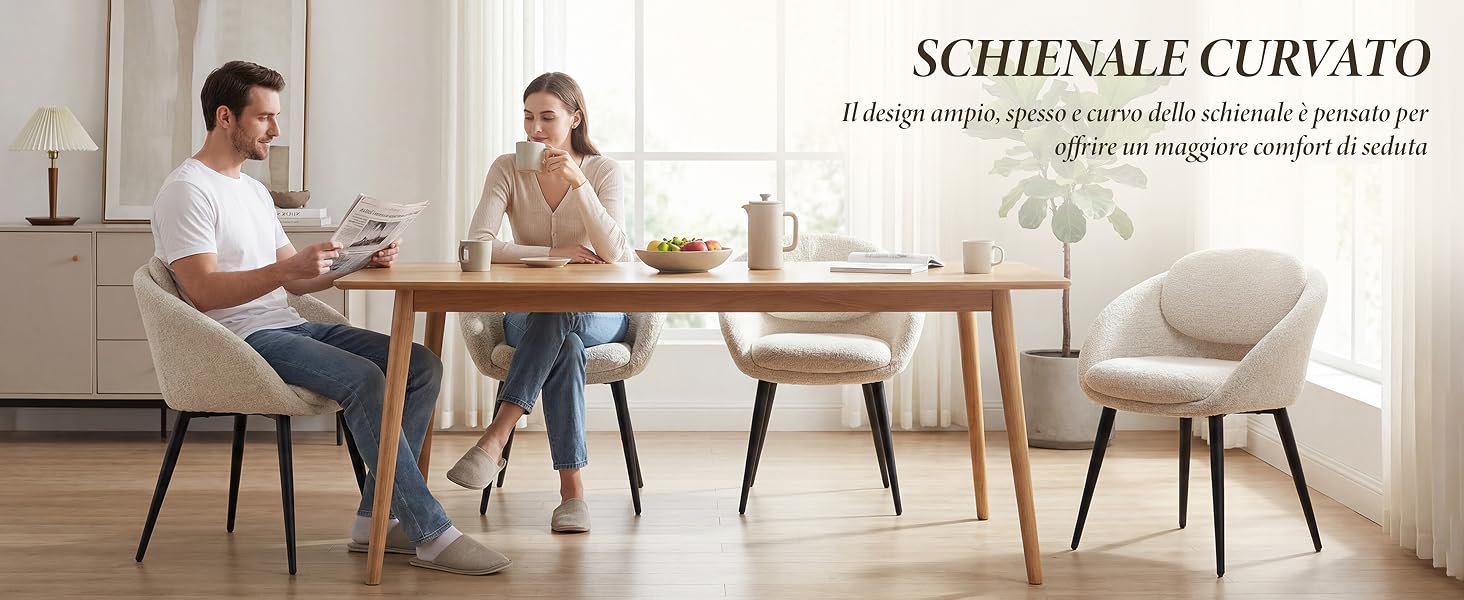 Il testo recita «SCHIENALE CURVATO» con sottotitoli in italiano. Scena da pranzo con uomo e donna seduti a un tavolo di legno con quattro sedie con schienale curvo in un ambiente interno caldo e moderno con illuminazione a sospensione.