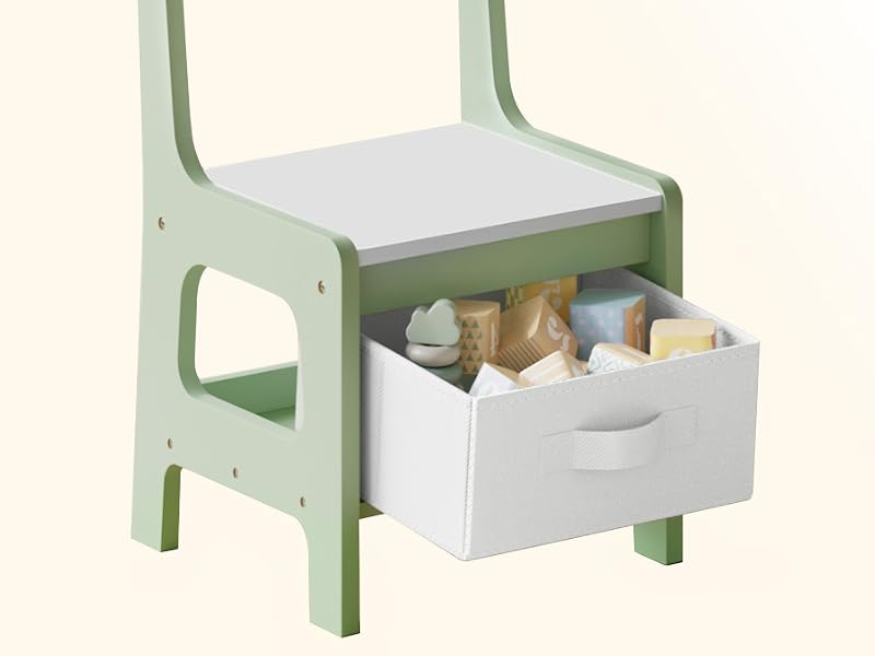 Serie di immagini che mostrano una sedia per bambini verde menta con cassetto portaoggetti integrato nella parte inferiore. Diverse visualizzazioni dimostrano la funzionalità estraibile del cassetto.