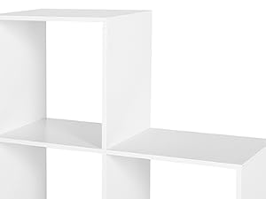 Scaffale modulare bianco con più scomparti di varie dimensioni, adatto per organizzare ed esporre oggetti.