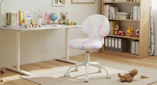 Vista interna della camera che mostra pavimenti in legno chiaro, pareti bianche e giocattoli per bambini sparsi e animali di peluche in uno spazio pulito e luminoso.