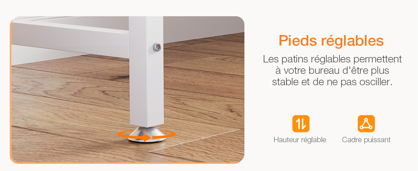 Gros plan d'un pied de meuble ajustable sur un plancher en bois. Le pied est blanc et semble être réglable en hauteur pour