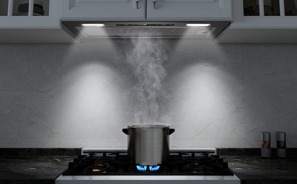 Le texte se lit comme suit : « Image 3 ». Pot fumant sur la cuisinière sur fond gris avec éclairage zénithal. Réglage de cuisine industriel avec montée de vapeur.