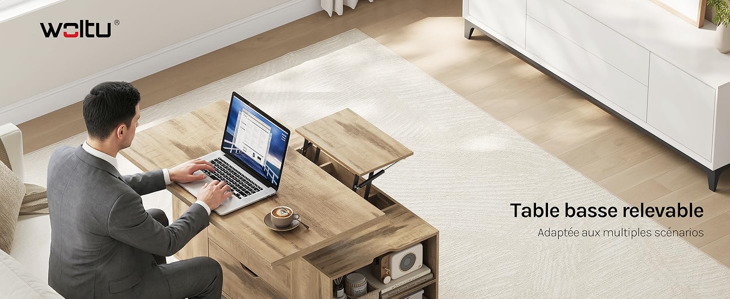 Le texte se lit comme suit : « albu » et « Table base relevable ». Personne devant un ordinateur portable avec table de rangement en bois avec surface supérieure réglable dans un salon moderne.