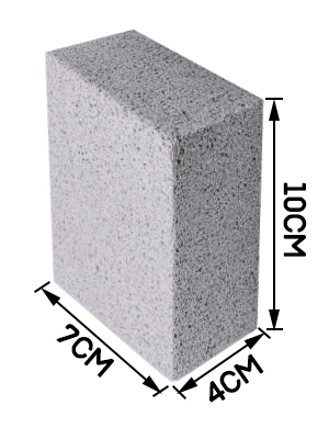 Bloc de béton rectangulaire ou pavé dont les dimensions sont indiquées : 10 cm de hauteur, 20 cm de longueur, 4 cm de largeur. De couleur grise avec une texture légèrement rugueuse.