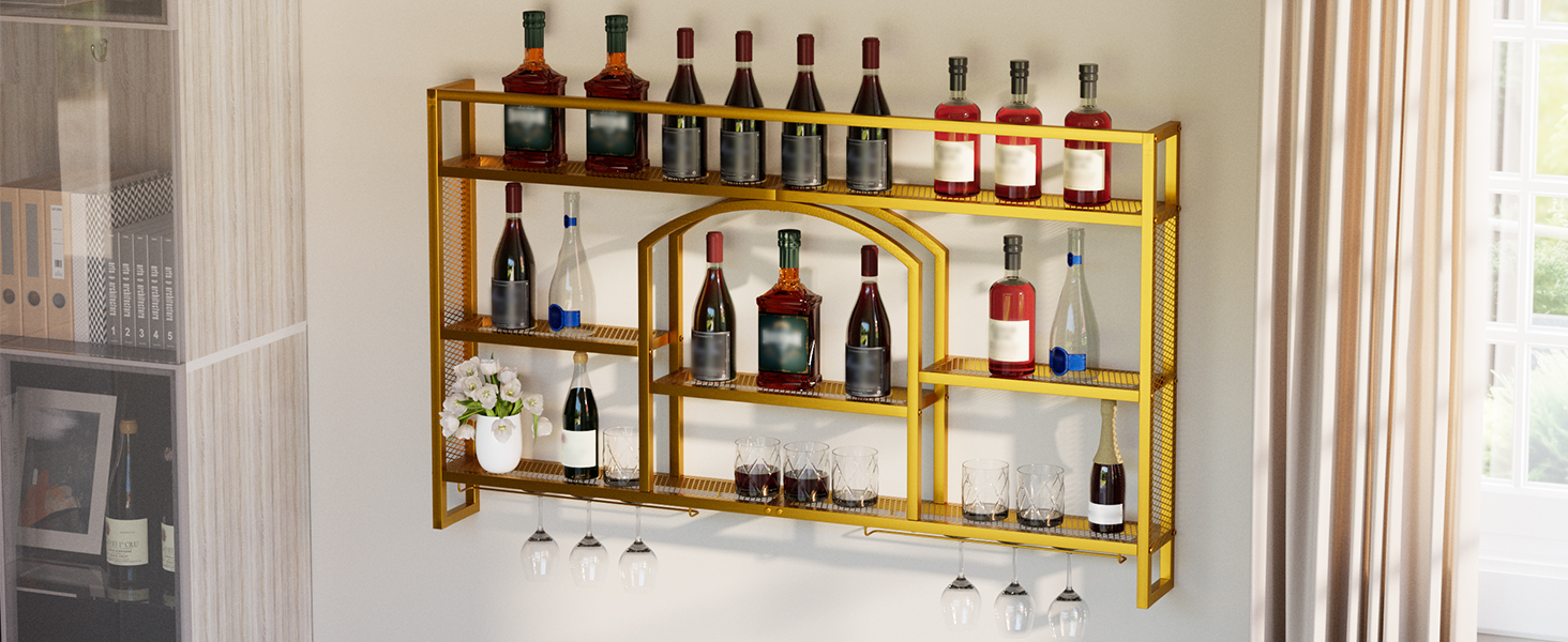 Scaffale a parete in legno che espone varie bottiglie di liquore, organizzato su tre livelli con bottiglie ambrate e trasparenti retroilluminate su una parete chiara.
