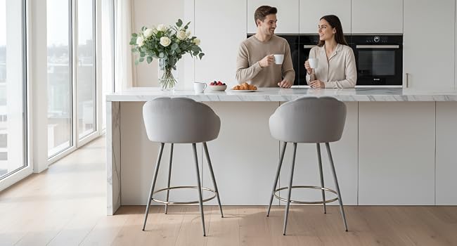 Der Text lautet „Bild 3“. Modernes weißes Kücheninterieur mit großer Inseltheke, zwei grauen Barhockern und hellen Fenstern.