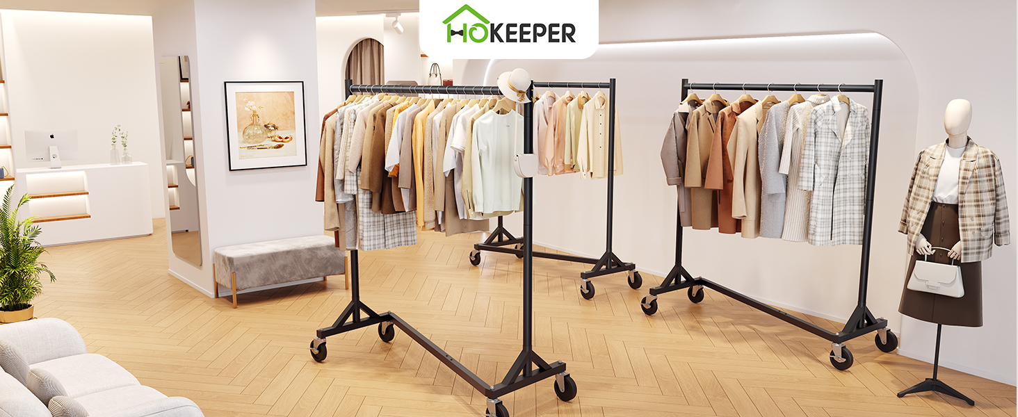 Le texte indique « Keyfur ». Vue intérieure d'un espace commercial présentant des présentoirs à vêtements et des zones d'exposition aux murs blancs et au parquet clair.