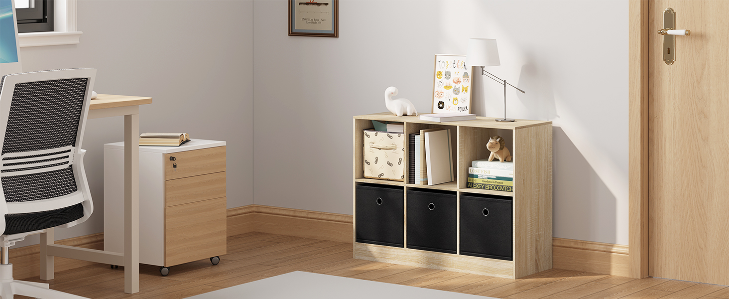 Configurazione per l'home office con contenitore a cubo in legno, schedario e scrivania. Sedia da ufficio ergonomica a vista. Scatole portaoggetti organizzate in scaffali.