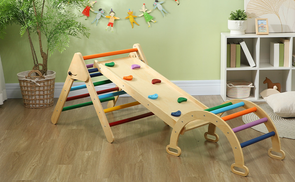 un cadre d'escalade en bois avec un mur d'escalade et un jouet