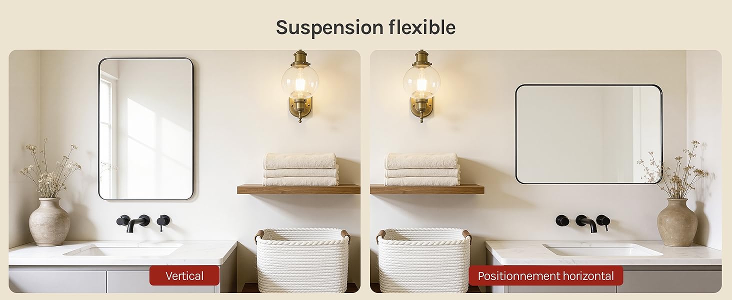 Le texte indique « Suspension flexible ». Configuration du meuble-lavabo de salle de bain avec deux miroirs rectangulaires blancs, des luminaires dorés, des contenants de rangement blancs et des étagères murales avec des accents décoratifs en laiton sur un mur beige.