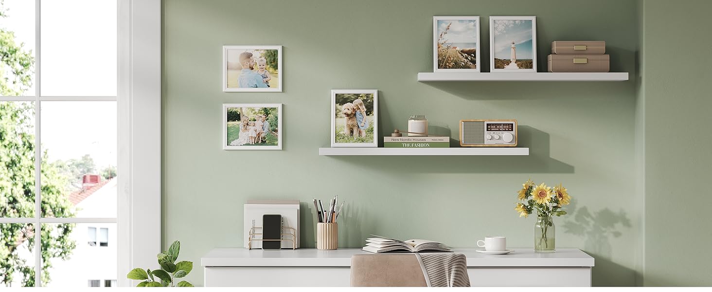 Scatti di interior design di uno spazio abitativo con mensole a parete galleggianti, opere d'arte, piante e comode sedute in tonalità neutre.