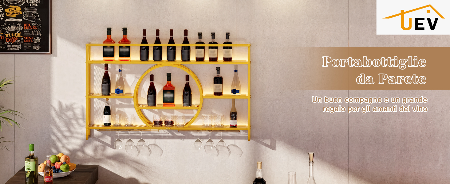 Il testo recita: «LEV». Espositore da bar illuminato con diverse bottiglie di vino disposte su scaffali a parete con illuminazione d'atmosfera.