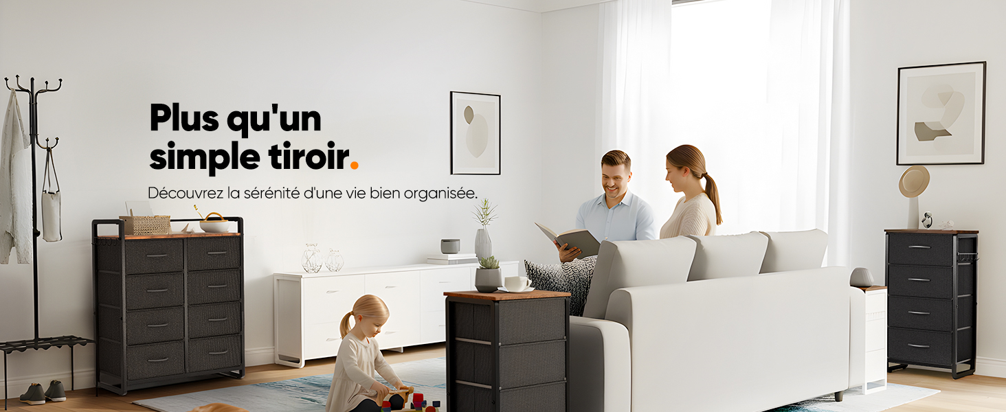 Le texte se lit comme suit : « Plus qu'un simple droit ». Série d'unités murales présentées dans une salle blanche minimaliste avec des expositions d'œuvres d'art suspendues.