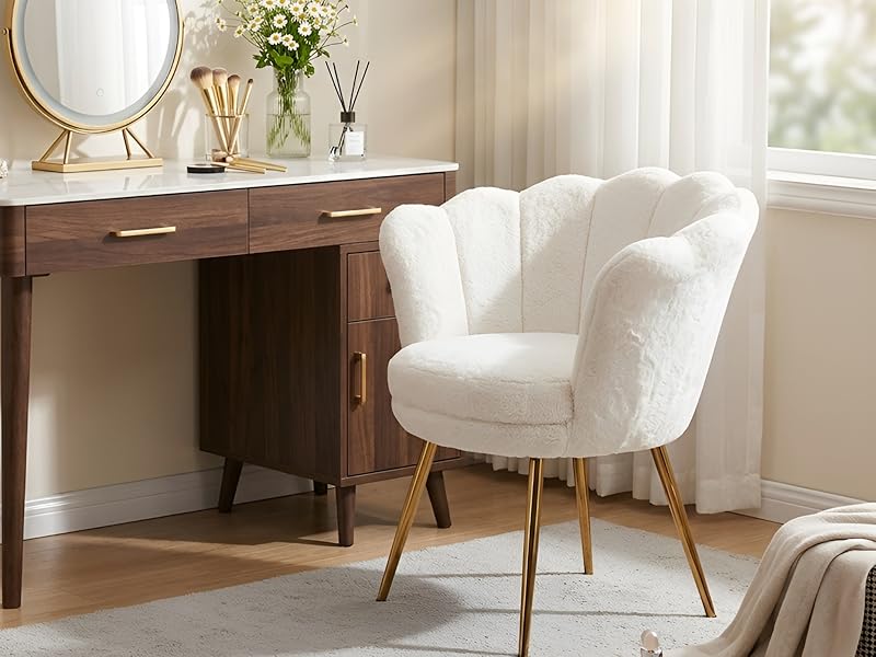 Série de photos intérieures montrant des fauteuils d'appoint rembourrés blancs avec pieds en bois, placés près de bureaux en bois dans des pièces lumineuses et éclairées naturellement.