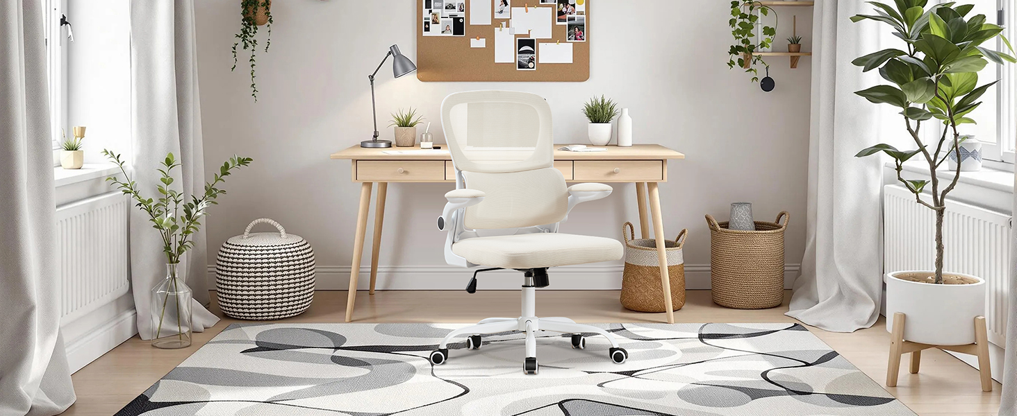 Spazio interno moderno e minimalista con pareti bianche, piante in vaso, mobili in legno e illuminazione naturale proveniente da ampie finestre.