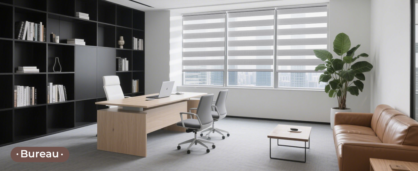 Le texte indique « Bureau ». Intérieur de bureau moderne avec mobilier noir et blanc, comprenant une configuration de bureau, des étagères et de grandes fenêtres avec stores.