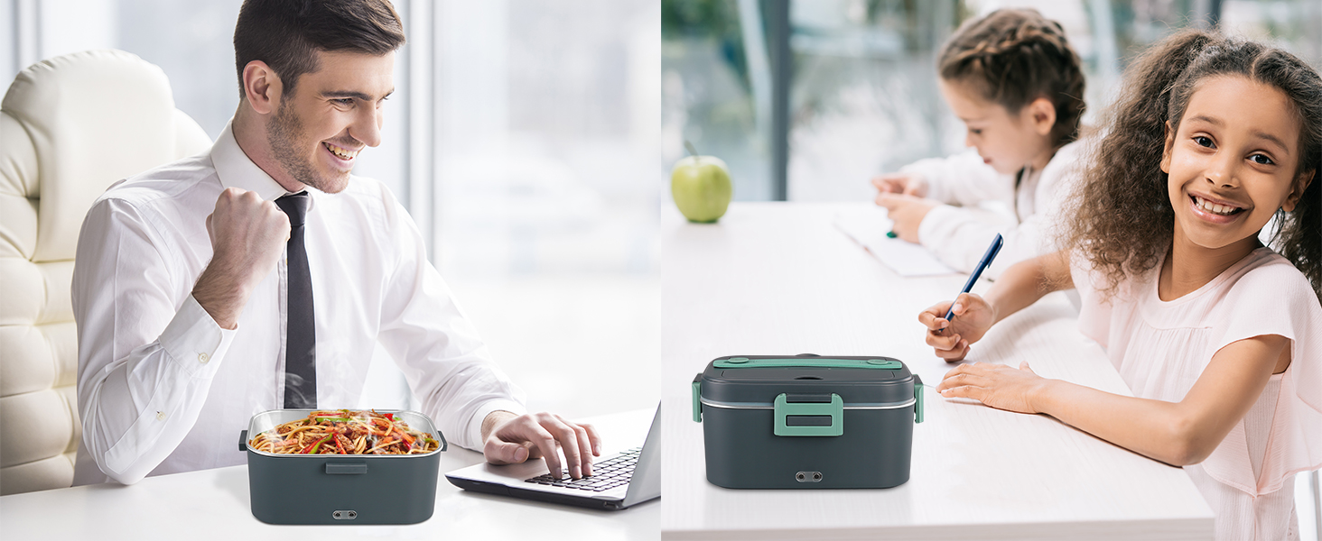 un homme assis à une table avec une boîte à lunch à côté d'un ordinateur portable.