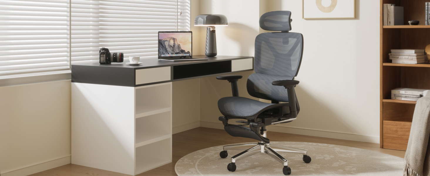 avec bureau blanc, chaise de bureau ergonomique grise, ordinateur portable et étagères. La chaise est dotée d'un dossier en maille, d'un appui-tête et d'accoudoirs réglables sur une base chromée à roulettes