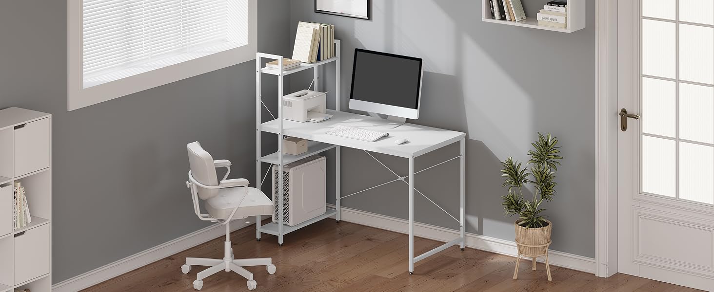 Scrivania bianca con scaffale incorporato contro parete grigia. Sedia, pianta in vaso e finestra visibili in un ambiente minimalista per l'home office