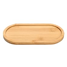 Plateau de service ou planche à découper en bois de forme ovale. Bois de couleur claire avec finition lisse. Bords surélevés et design allongé.