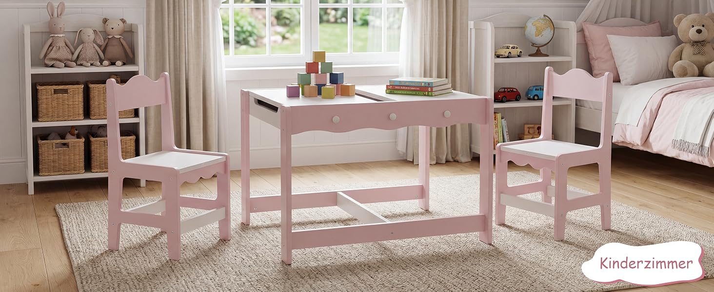 Rosafarbenes Kindermöbelset aus Holz in heller Inneneinrichtung: Tisch mit Sitzbank, dazugehörigem Stuhl, Ablagefächern und dekorativen Accessoires in Regalen und am Nachttisch.