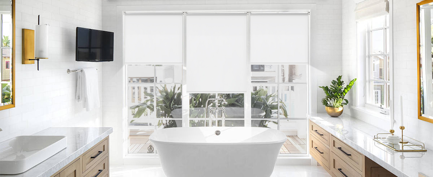 Intérieur de salle de bain blanc moderne avec double vasque, grands miroirs et éclairage naturel par les fenêtres.