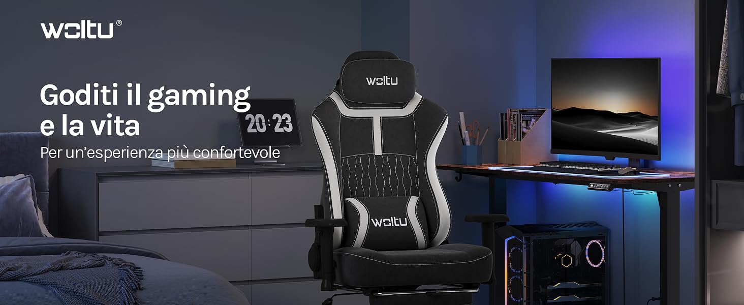 Il testo recita «weatu» e «Goditi il gaming a la vita» con «LA TUA» visibile. Configurazione da gioco con sedia da gioco con motivi geometrici bianchi e neri sulla scrivania con monitor, tastiera e illuminazione ambientale blu.